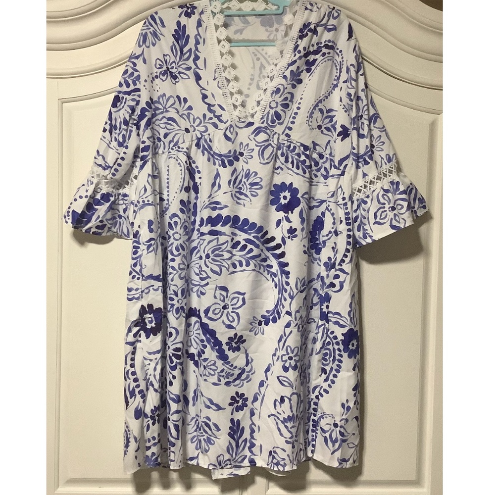 New ladies XL blue/white floral poly dress, v neck, pretty detail neck, sleeves - Picture 1 of 7